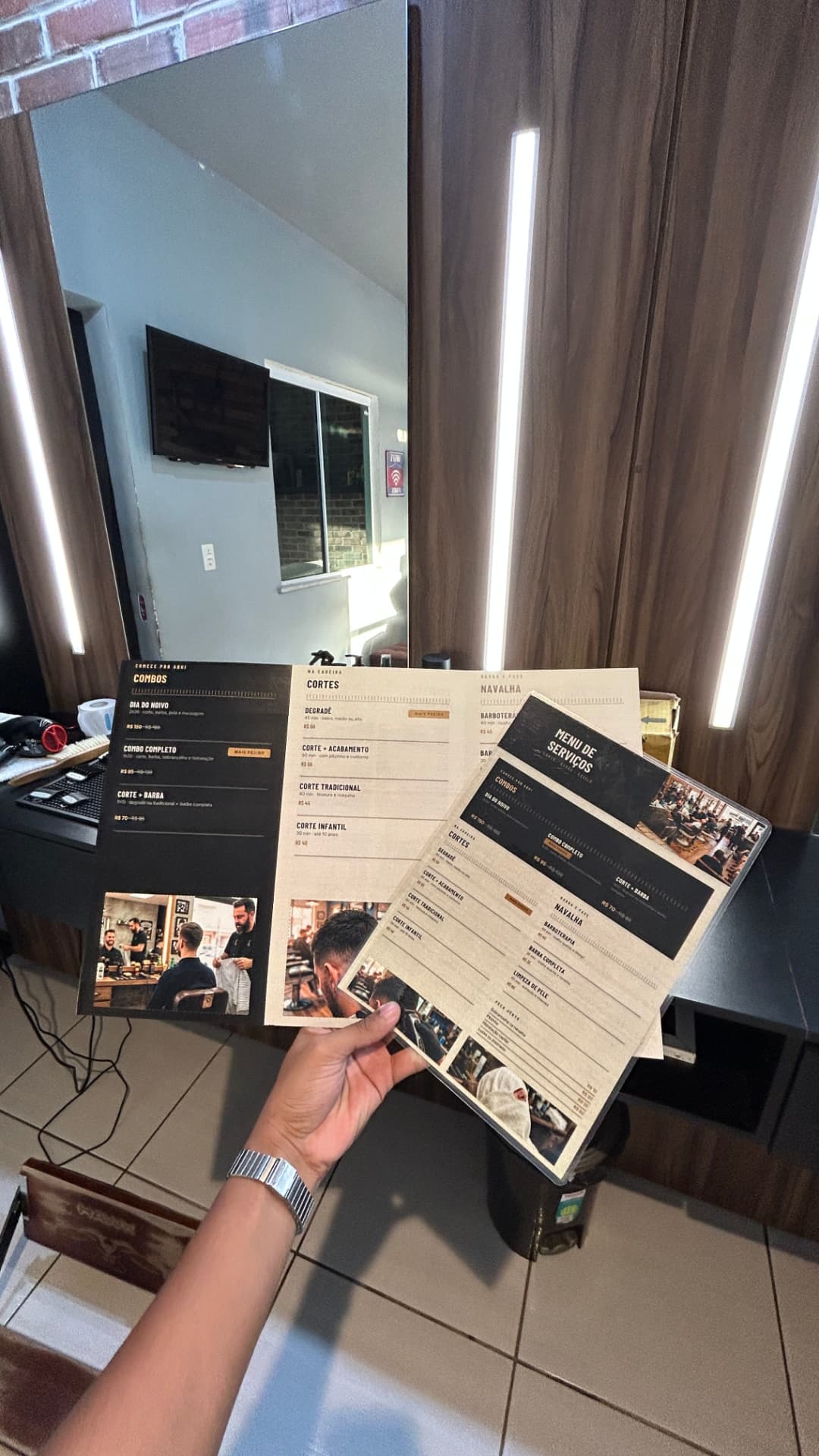 Modelo de Menu de Serviços em formato folder com duas dobras