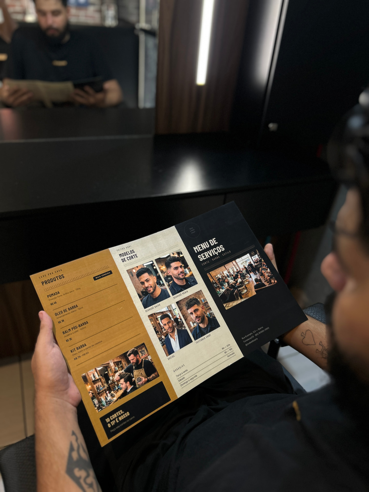 Cliente com o menu de serviços na mão dentro da barbearia
